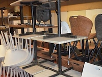 6 bruin rechthoekige bistro tafels 70x70cm , 23 wit plastiek kuipstoelen (48,49) - afbeelding 2 van  9