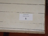 6 bruin rechthoekige bistro tafels 70x70cm , 23 wit plastiek kuipstoelen (48,49) - afbeelding 3 van  9