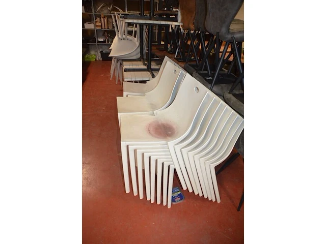 6 bruin rechthoekige bistro tafels 70x70cm , 23 wit plastiek kuipstoelen (48,49) - afbeelding 4 van  9