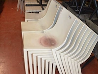6 bruin rechthoekige bistro tafels 70x70cm , 23 wit plastiek kuipstoelen (48,49) - afbeelding 4 van  9