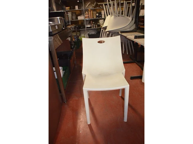 6 bruin rechthoekige bistro tafels 70x70cm , 23 wit plastiek kuipstoelen (48,49) - afbeelding 5 van  9