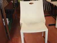 6 bruin rechthoekige bistro tafels 70x70cm , 23 wit plastiek kuipstoelen (48,49) - afbeelding 5 van  9