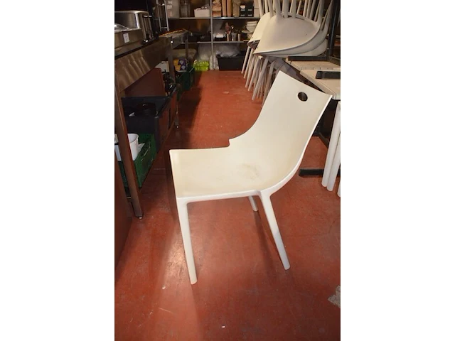 6 bruin rechthoekige bistro tafels 70x70cm , 23 wit plastiek kuipstoelen (48,49) - afbeelding 6 van  9