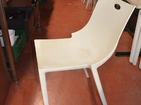 6 bruin rechthoekige bistro tafels 70x70cm , 23 wit plastiek kuipstoelen (48,49) - afbeelding 6 van  9