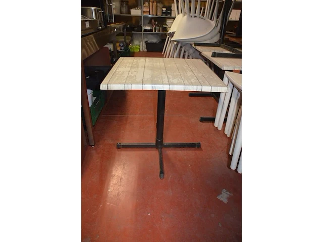 6 bruin rechthoekige bistro tafels 70x70cm , 23 wit plastiek kuipstoelen (48,49) - afbeelding 7 van  9