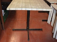 6 bruin rechthoekige bistro tafels 70x70cm , 23 wit plastiek kuipstoelen (48,49) - afbeelding 7 van  9