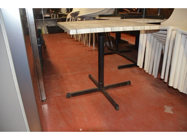 6 bruin rechthoekige bistro tafels 70x70cm , 23 wit plastiek kuipstoelen (48,49) - afbeelding 8 van  9