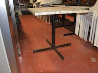 6 bruin rechthoekige bistro tafels 70x70cm , 23 wit plastiek kuipstoelen (48,49) - afbeelding 8 van  9