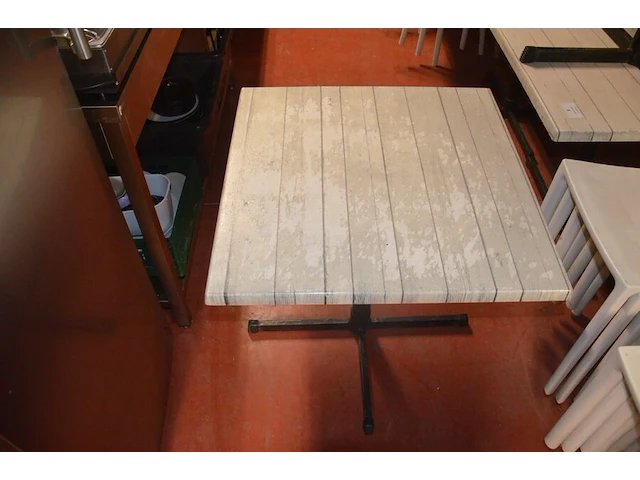 6 bruin rechthoekige bistro tafels 70x70cm , 23 wit plastiek kuipstoelen (48,49) - afbeelding 9 van  9