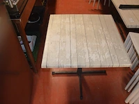 6 bruin rechthoekige bistro tafels 70x70cm , 23 wit plastiek kuipstoelen (48,49) - afbeelding 9 van  9