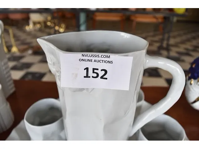 6-delig wit porselein waterservies bestaande uit karaf met 6 tassen en onderzetbord - afbeelding 2 van  7