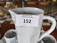6-delig wit porselein waterservies bestaande uit karaf met 6 tassen en onderzetbord - afbeelding 2 van  7