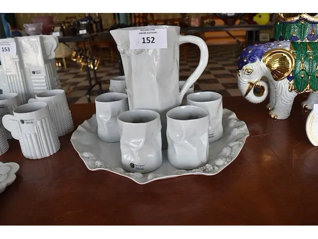 6-delig wit porselein waterservies bestaande uit karaf met 6 tassen en onderzetbord - afbeelding 3 van  7