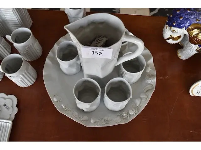 6-delig wit porselein waterservies bestaande uit karaf met 6 tassen en onderzetbord - afbeelding 4 van  7