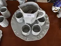 6-delig wit porselein waterservies bestaande uit karaf met 6 tassen en onderzetbord - afbeelding 4 van  7