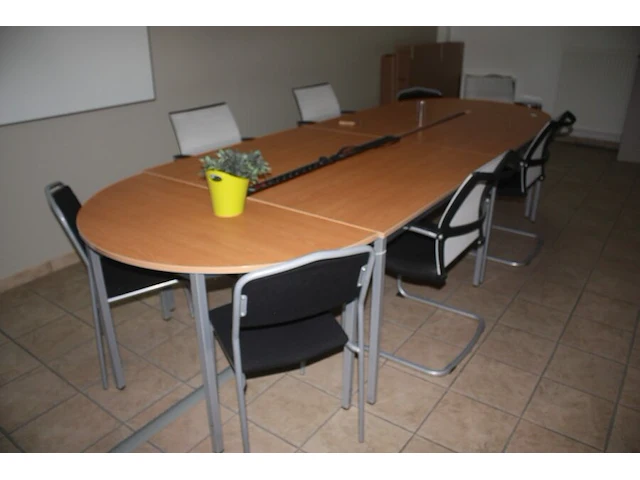 6-delige vergadertafel, 5 stoffen vergaderstoelen, 6 stoffen vergaderstoelen, planningbord, 2 wandversieringen (103,104,105,106,107) - afbeelding 2 van  10