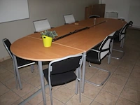 6-delige vergadertafel, 5 stoffen vergaderstoelen, 6 stoffen vergaderstoelen, planningbord, 2 wandversieringen (103,104,105,106,107) - afbeelding 2 van  10