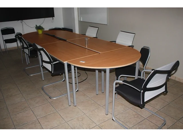 6-delige vergadertafel, 5 stoffen vergaderstoelen, 6 stoffen vergaderstoelen, planningbord, 2 wandversieringen (103,104,105,106,107) - afbeelding 1 van  10