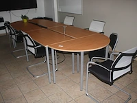 6-delige vergadertafel, 5 stoffen vergaderstoelen, 6 stoffen vergaderstoelen, planningbord, 2 wandversieringen (103,104,105,106,107) - afbeelding 1 van  10