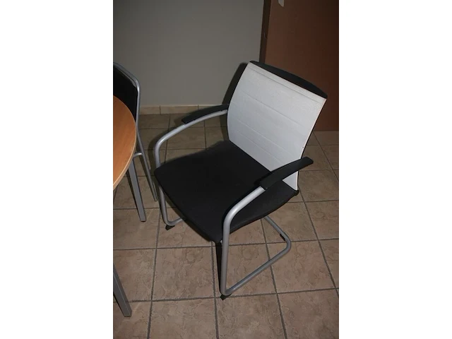 6-delige vergadertafel, 5 stoffen vergaderstoelen, 6 stoffen vergaderstoelen, planningbord, 2 wandversieringen (103,104,105,106,107) - afbeelding 4 van  10