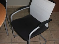 6-delige vergadertafel, 5 stoffen vergaderstoelen, 6 stoffen vergaderstoelen, planningbord, 2 wandversieringen (103,104,105,106,107) - afbeelding 4 van  10