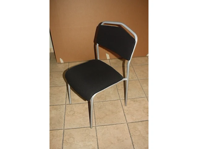 6-delige vergadertafel, 5 stoffen vergaderstoelen, 6 stoffen vergaderstoelen, planningbord, 2 wandversieringen (103,104,105,106,107) - afbeelding 5 van  10