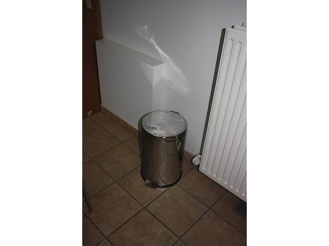 6-delige vergadertafel, 5 stoffen vergaderstoelen, 6 stoffen vergaderstoelen, planningbord, 2 wandversieringen (103,104,105,106,107) - afbeelding 6 van  10