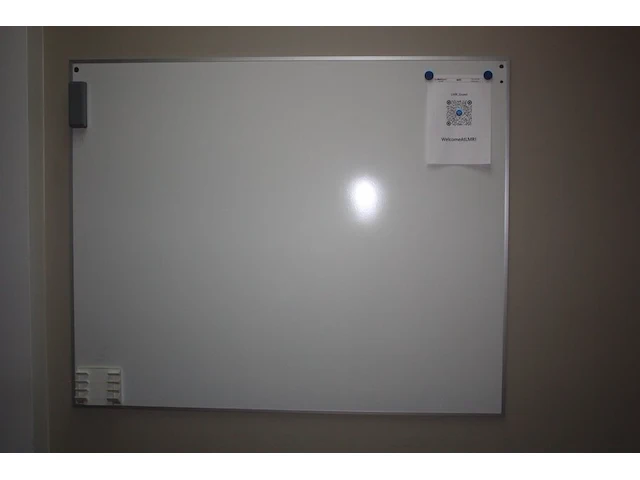 6-delige vergadertafel, 5 stoffen vergaderstoelen, 6 stoffen vergaderstoelen, planningbord, 2 wandversieringen (103,104,105,106,107) - afbeelding 8 van  10