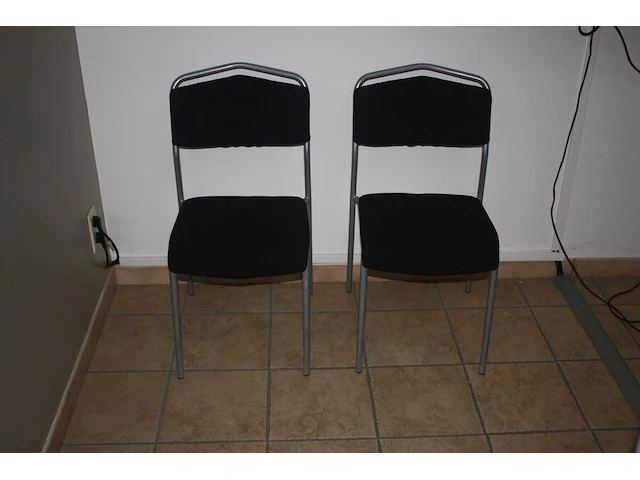 6-delige vergadertafel, 5 stoffen vergaderstoelen, 6 stoffen vergaderstoelen, planningbord, 2 wandversieringen (103,104,105,106,107) - afbeelding 9 van  10