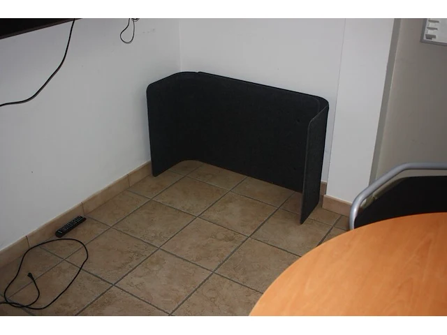 6-delige vergadertafel, 5 stoffen vergaderstoelen, 6 stoffen vergaderstoelen, planningbord, 2 wandversieringen (103,104,105,106,107) - afbeelding 10 van  10