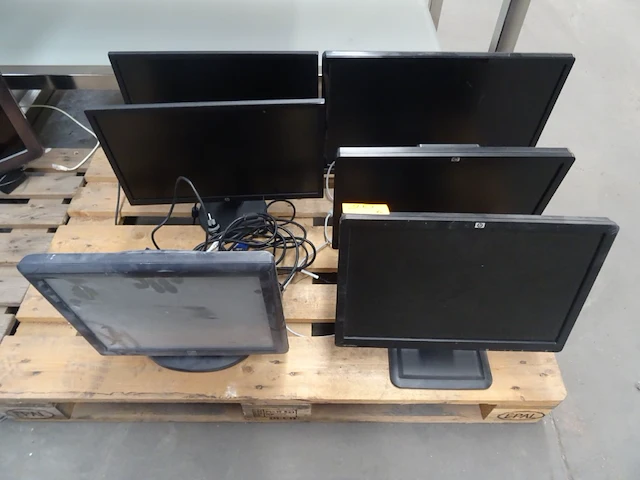 6 diverse computerschermen - afbeelding 1 van  7