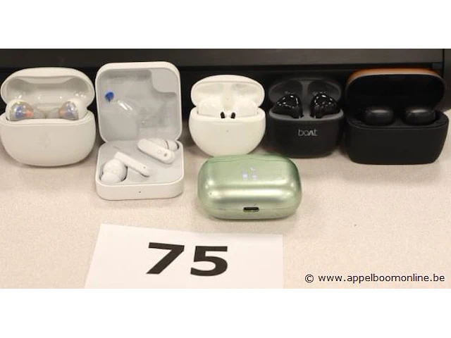 6 diverse earpods, zonder kabels, werking niet gekend - afbeelding 1 van  3