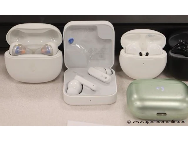 6 diverse earpods, zonder kabels, werking niet gekend - afbeelding 2 van  3