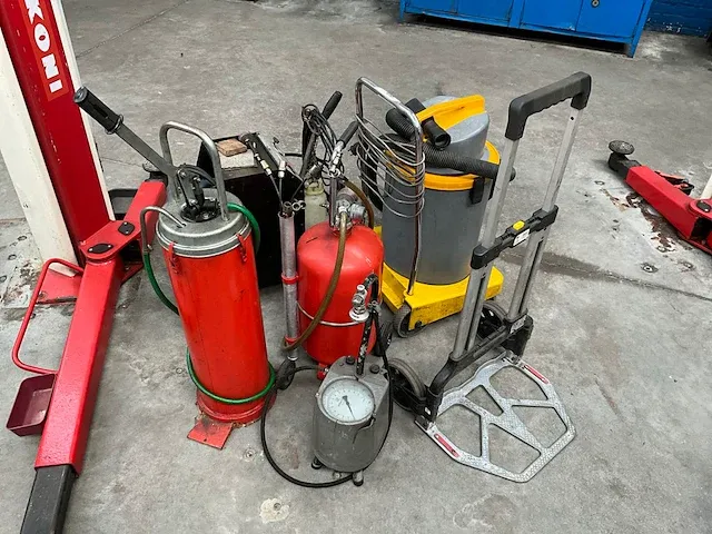 6 diverse garage toebehoren - afbeelding 1 van  5