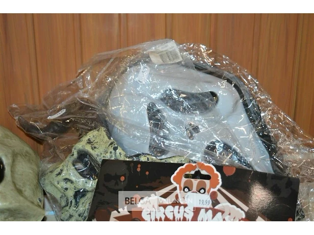 6 diverse halloween maskers - afbeelding 4 van  5