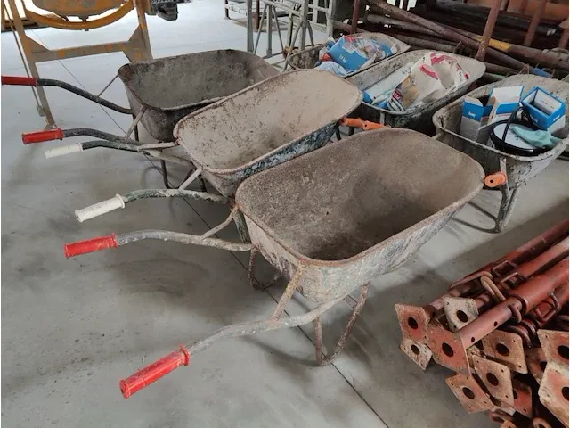 6 diverse metalen kruiwagens - afbeelding 1 van  4