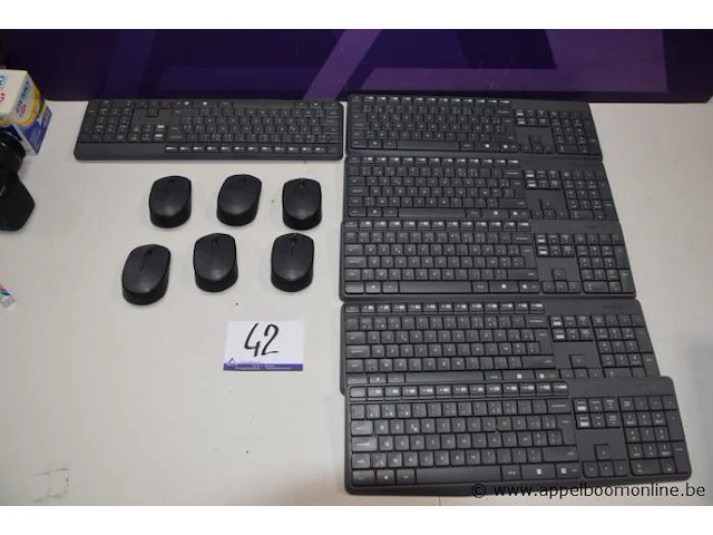 6 draadloze toetsenborden logitech plus 6 draadloze muizen logitech, werking niet gekend - afbeelding 1 van  3