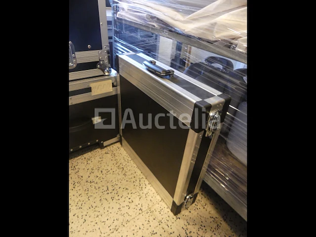 6 flightcases en inhoud - afbeelding 1 van  10