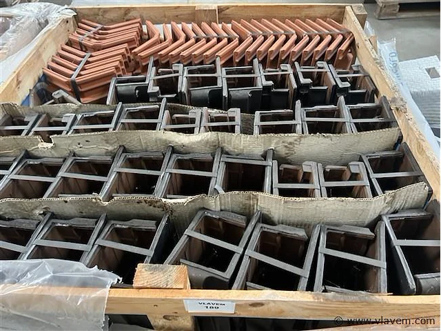 6 houten bakken inh. partij div. dakpannen - afbeelding 1 van  6