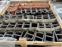 6 houten bakken inh. partij div. dakpannen - afbeelding 1 van  6