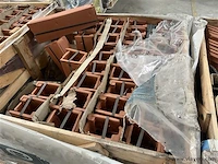 6 houten bakken inh. partij div. dakpannen - afbeelding 2 van  6