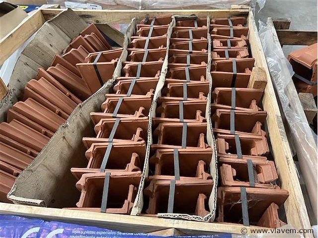 6 houten bakken inh. partij div. dakpannen - afbeelding 3 van  6