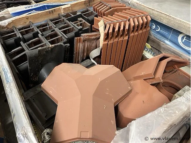 6 houten bakken inh. partij div. dakpannen - afbeelding 4 van  6