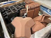 6 houten bakken inh. partij div. dakpannen - afbeelding 4 van  6