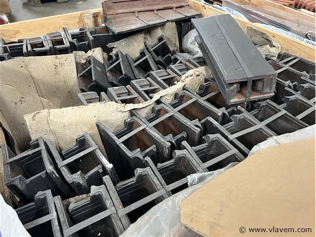 6 houten bakken inh. partij div. dakpannen - afbeelding 5 van  6