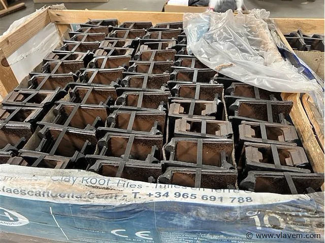 6 houten bakken inh. partij div. dakpannen - afbeelding 6 van  6