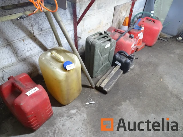 6 jerrycans, sproeier, 8 kegels, diversen (zie detail) - afbeelding 1 van  7