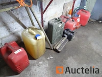 6 jerrycans, sproeier, 8 kegels, diversen (zie detail) - afbeelding 1 van  7
