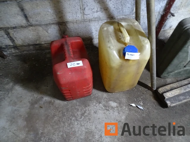 6 jerrycans, sproeier, 8 kegels, diversen (zie detail) - afbeelding 2 van  7