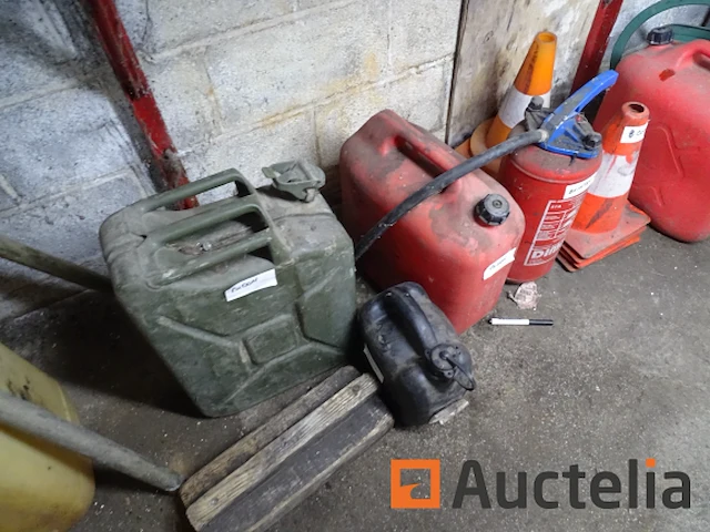 6 jerrycans, sproeier, 8 kegels, diversen (zie detail) - afbeelding 3 van  7